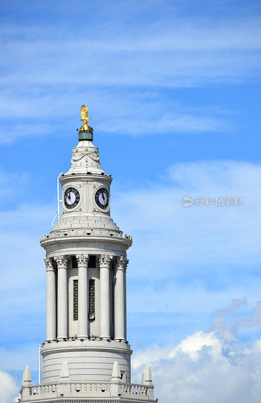 丹佛城市和县建筑- tholos与时钟和金鹰，丹佛，科罗拉多